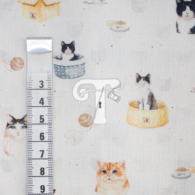 Tecido bege com padrão de gatos em cestos, bolas e tigelas, fita métrica ao lado.