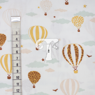 Tecido com padrão de balões de ar quente em várias cores e fita métrica ao lado