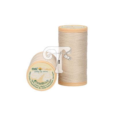 Dois carretéis de linha de algodão bege com rótulo com textos e símbolos ecológicos