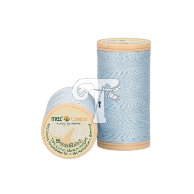 Carretéis de linha azul claro de algodão com tampas bege e rótulo MEZ Cotton