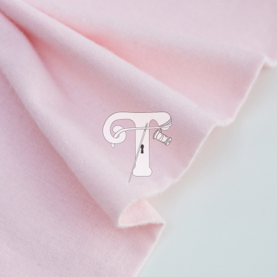 Tecido rosa claro dobrado com textura suave