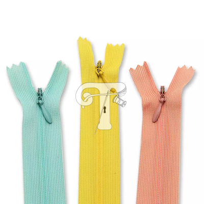 Três fechos éclair em azul turquesa, amarelo e cor de pêssego