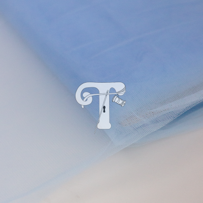 Tecidos de tule azul claro sobrepostos com textura fina