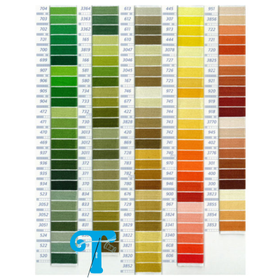 Cartelas de amostras de cores de fios de costura em colunas com tonalidades variadas e números impressos