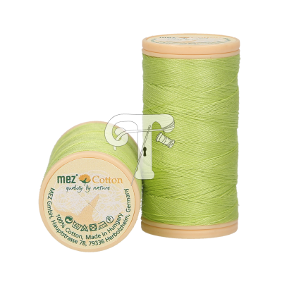 Dois rolos de linha de costura verde claro Mez Cotton com etiquetas visíveis