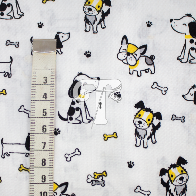 tecido branco com padrão de cães, ossos e pegadas, com fita métrica branca