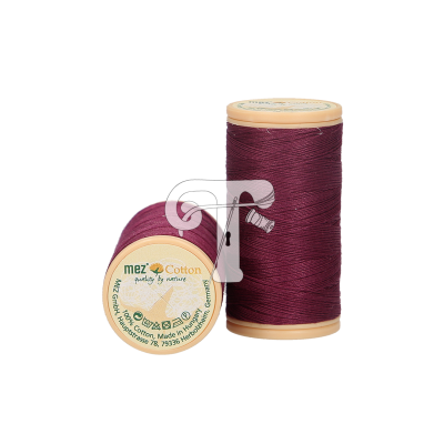 Dois carretéis de linha de costura vinho com etiquetas, fundo branco