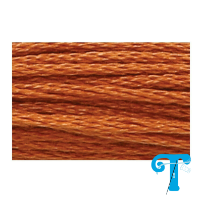 Fios de bordado castanho alaranjado em close-up