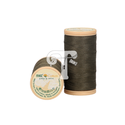 Dois carretéis de linha castanha escura da mez Cotton com etiquetas visíveis