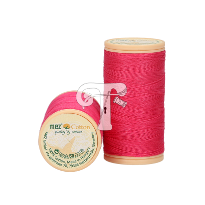 Dois carretéis de linha de algodão rosa com etiquetas visíveis