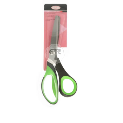 Tesoura verde e preta numa embalagem com cartão cor de rosa e preto.