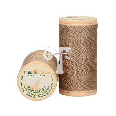 Dois carretéis de linha de costura castanha clara com rótulos visíveis