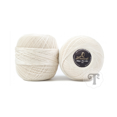 Dois novelos de linha de algodão creme com rótulo preto com texto branco e dourado