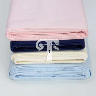 Quatro tecidos dobrados em cores pastel e azul escuro