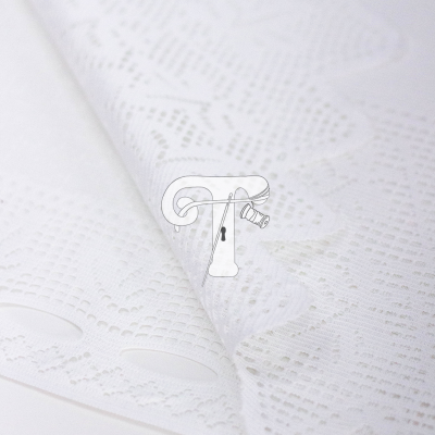 tecido branco com padrão de renda vazada e floral