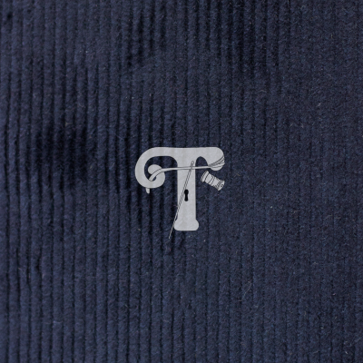 Tecido canelado preto com letra T branca e grampeador azul