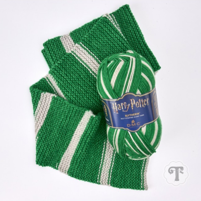 Novelo de lã Harry Potter Slytherin verde e branca com tecido malhado.