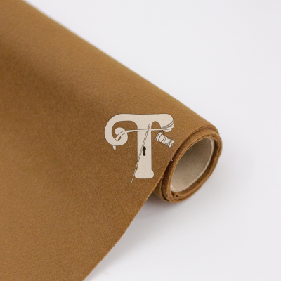 Rolo de tecido castanho claro com textura lisa