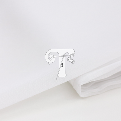 tecido branco com bordado de agulha, linha, carretel e letra T