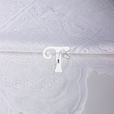 Tecido branco com padrão rendado e bordado delicado