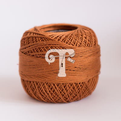 Bobina de fio castanho com etiqueta branca e letras T