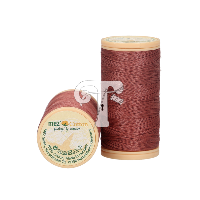 Dois carretéis de linha de algodão castanha com etiquetas da marca Mez Cotton.