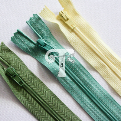 Fechos zip verdes e amarelos sobre fundo branco