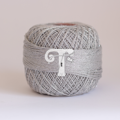 Fio prateado brilhante enrolado em formato redondo