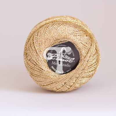 Fio de costura dourado metálico com etiqueta preta redonda