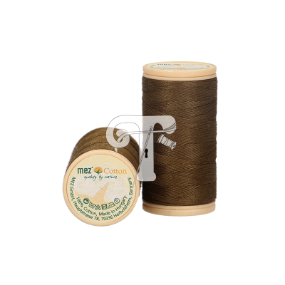 Dois carretéis de linha castanha da marca mez Cotton em fundo branco.