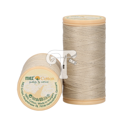 Dois carretéis de linha de algodão bege com rótulos MEZ Cotton