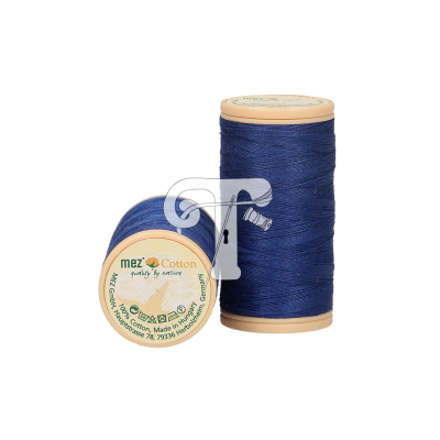 Dois carretéis de linha azul escura com rótulos de papel bege e madeira clara