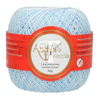 Novelo de linha de croché azul clara mercerizada Anchor Freccia com rótulo vermelho