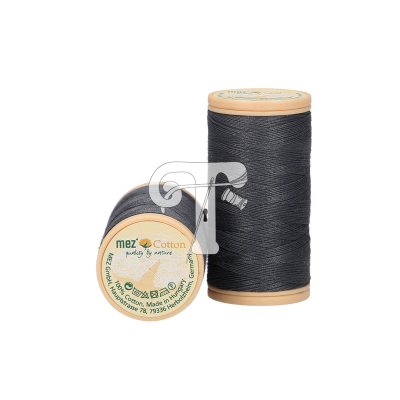 Carretéis de linha preta da marca mez Cotton com bobinas de madeira claras em fundo branco