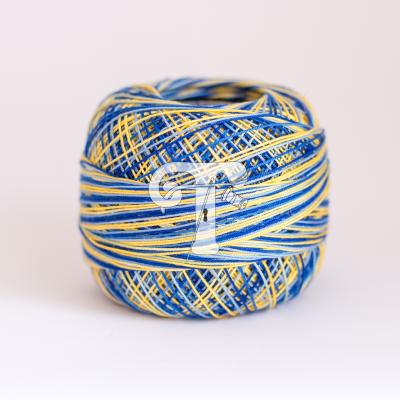 Novelo de fio colorido em azul, amarelo e branco sobre fundo branco