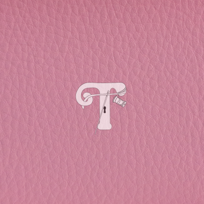 Textura de couro rosa com logótipo decorativo da letra T com agulha e linha