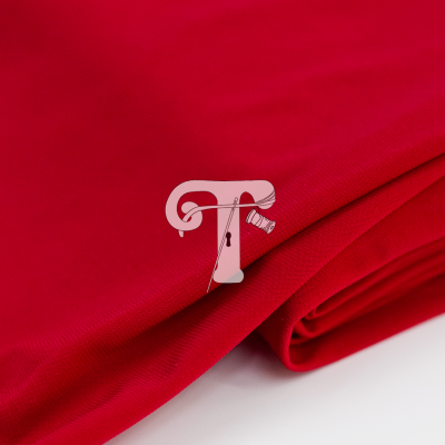 Tecido vermelho dobrado com textura lisa