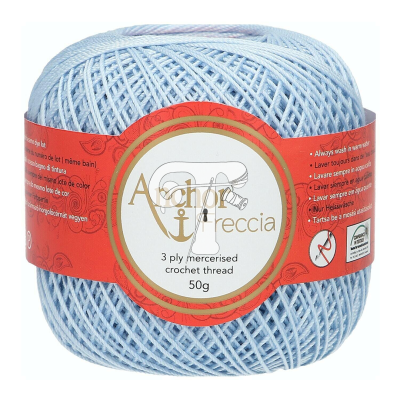 Novelo azul claro de linha mercerizada para crochet com etiqueta vermelha