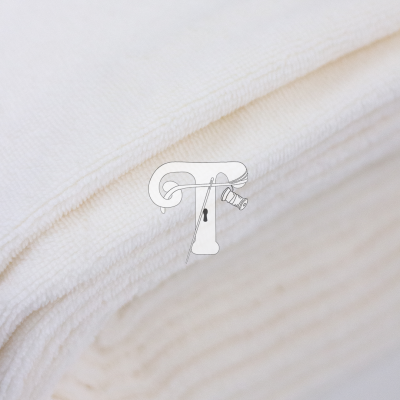Tecido branco dobrado com textura de malha fina e padrão de rib