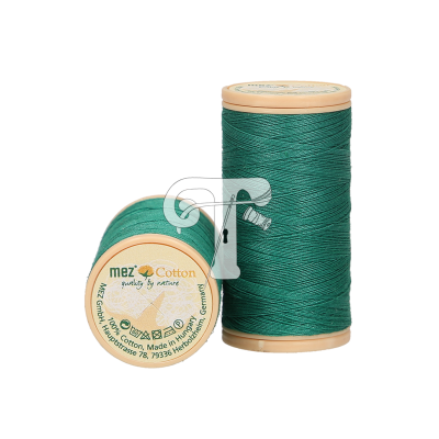 Dois carretéis de linha de algodão verde escuro com etiquetas 'mez Cotton'