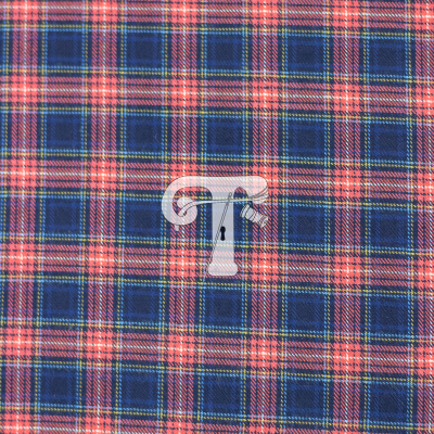 tecido xadrez azul e vermelho com letra T branca ao centro