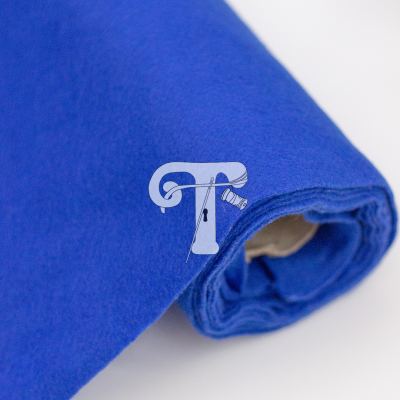 Rolo de tecido azul felpudo