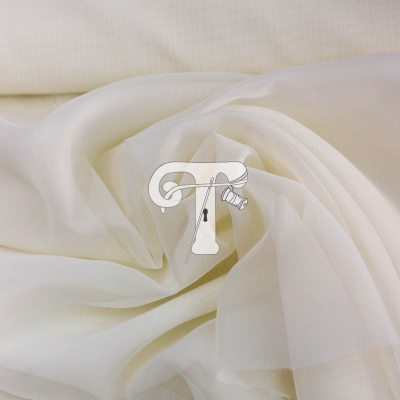 Tecido branco translúcido em pregas