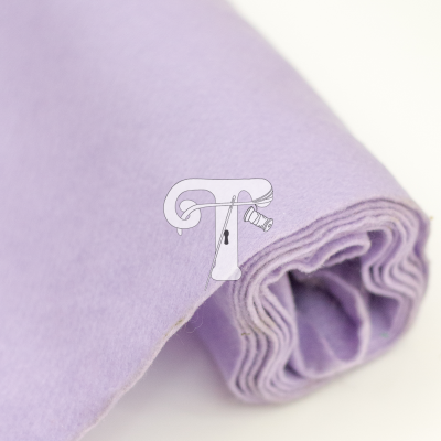 Rolo de tecido lilás enrolado sobre fundo branco