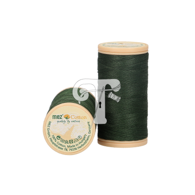 Dois carretéis de linha de algodão verde escuro com bases e tampas bege claro