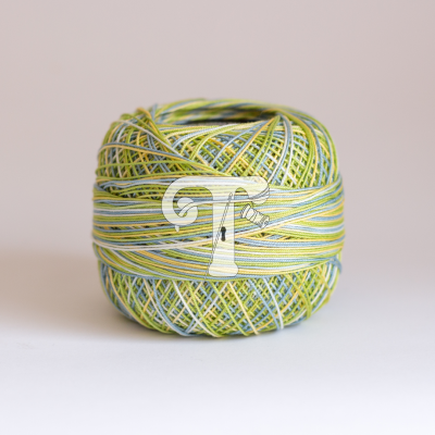 Rolo de linha colorida verde, amarelo e azul com letra T branca com martelo