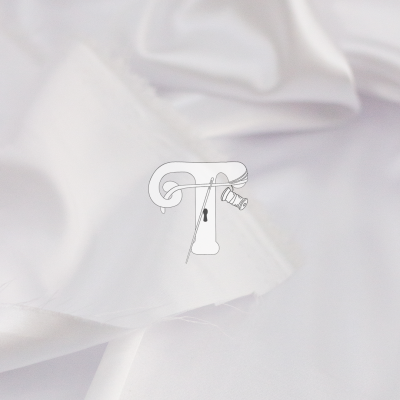 tecido branco com etiqueta simbólica em forma de T e carretel