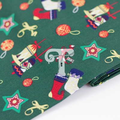 tecido de Natal verde com padrão colorido de sinos, bolas, estrelas e meias
