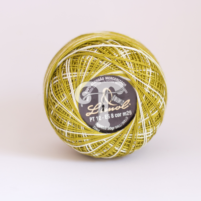 Rolo de linha verde e branco da marca Liazel com etiqueta preta no centro