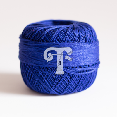 Novelo de fio azul escuro sobre fundo branco